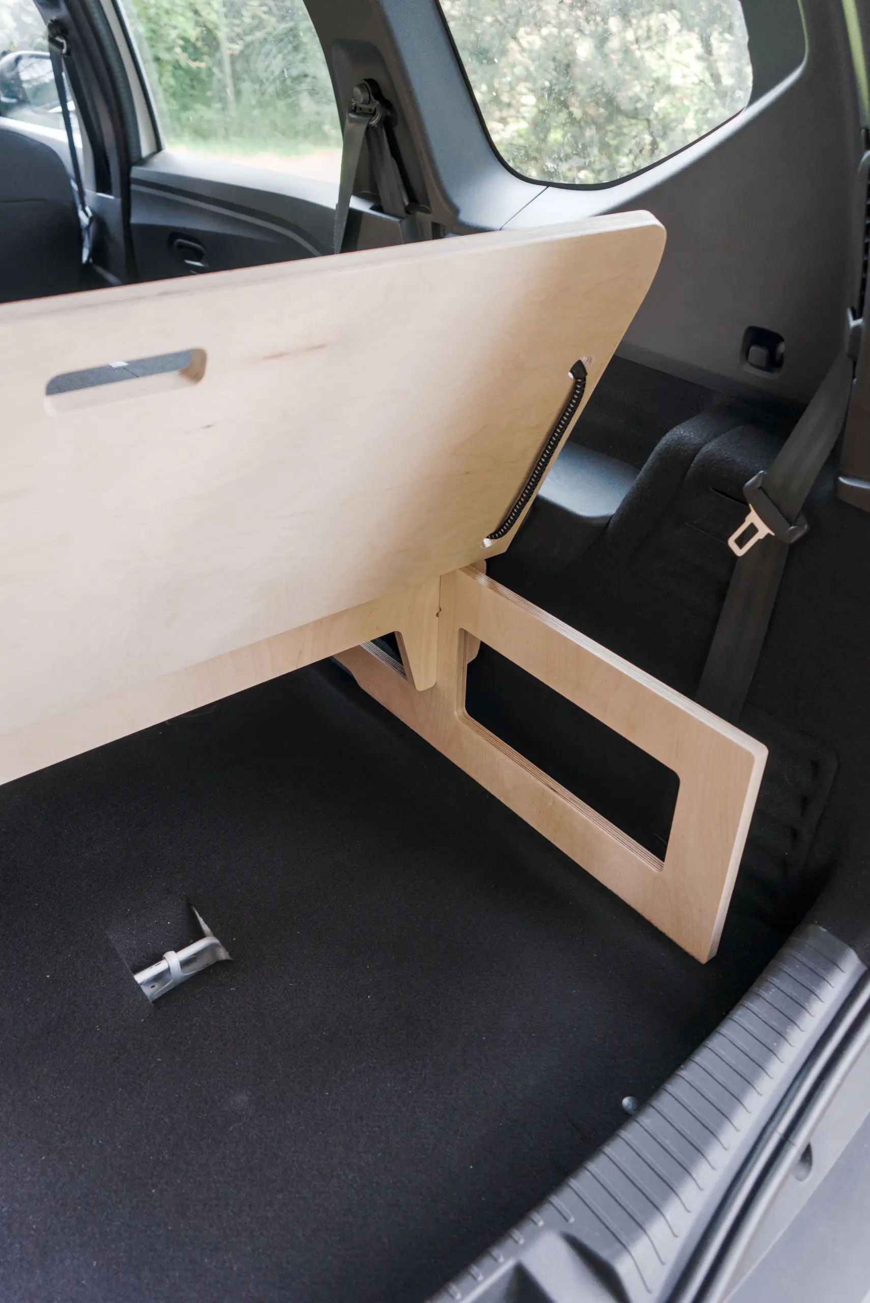 Postel z boku s frézovaným madlem — Dacia Jogger